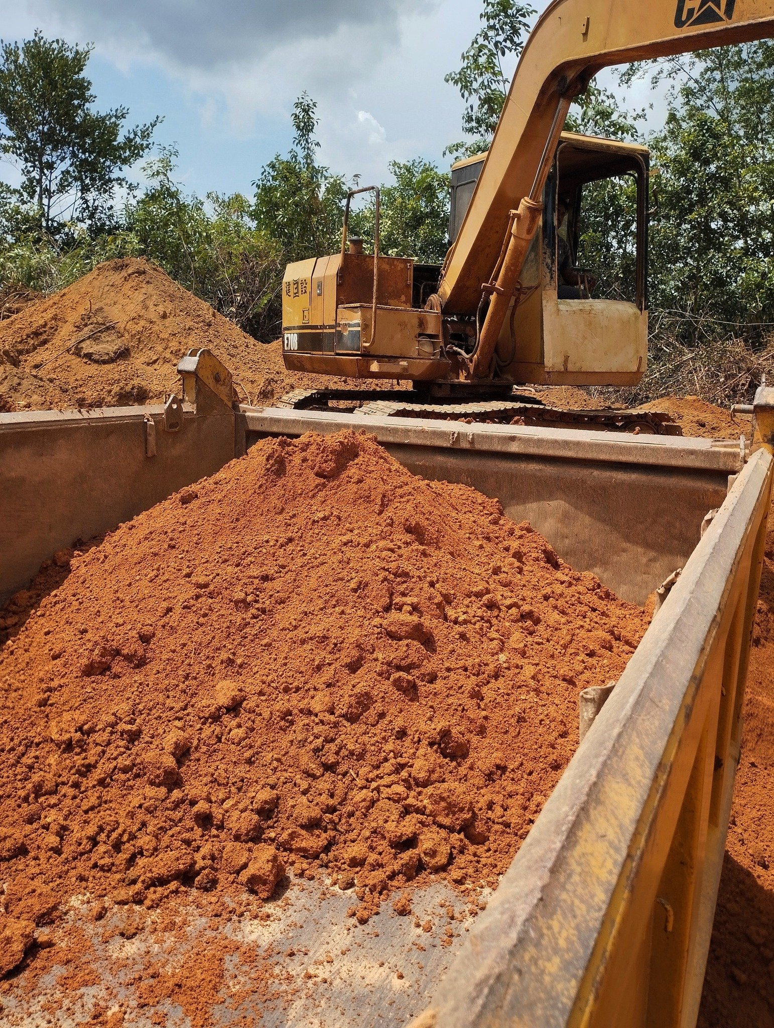 Other image 202509/red-soil-transport-service-in-homagama-wedabima-5f653486a6.jpg
